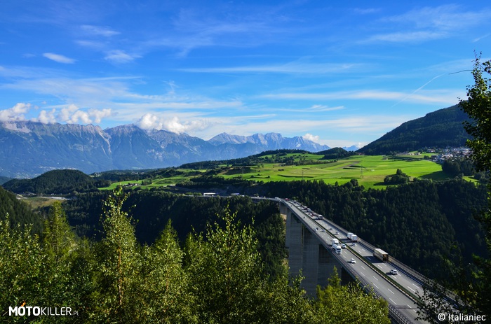 Austria – Kraj, w którym piękne drogi spotykają się z pięknymi krajobrazami, które zmieniają się z kilometra na kilometr. Jak nie góry, to miasteczka w dolinie. A w nocy, gdy wszyscy śpią, Ty i mało kto jeszcze jedziecie, Wasza droga jest dosłownie oświetlana przez gwiazdy, tak wyraziście je widać. Dlatego lubię podróżować w tym kraju, zawsze oprócz drogi jest co podziwiać. 
Na zdjęciu widok na Europabrücke i pobliskie góry. 