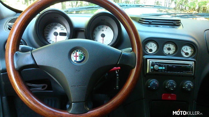Alfa 156 3.0 V6 – Co powiecie na tak zrobione wnętrze? 
Gałka biegów też &quot;drewno&quot; pasująca do kierownicy. 