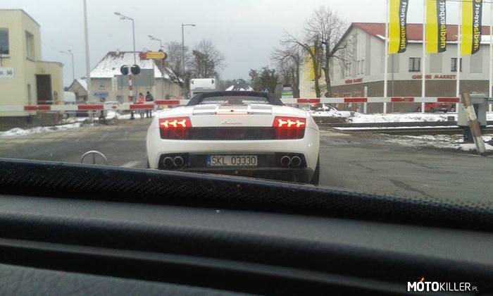 Lamborghini Gallardo – Złapane na przejeździe kolejowym w Oleśnie. 