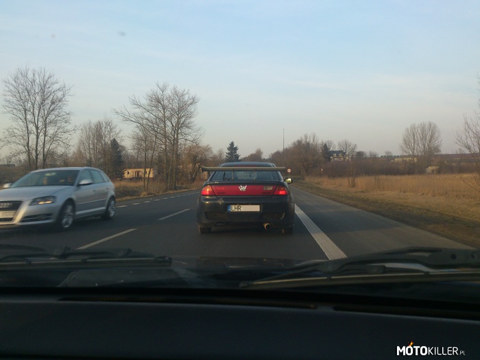 Mazda 323 f spotkana w trasie – Mazda 323f sporkana na trasie Zamość - Krasnystaw, jeszcze można spotkać takie &quot;tuningi&quot; na drogach. 