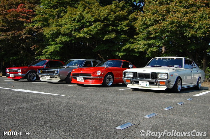 Klasyczne Nissany – Na parkingu w Kyoto. 