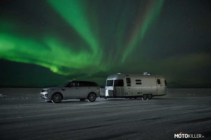 Range Rover – Wersja Hybrydowa, z przyczepą Airstream na biegunie północnym. 
