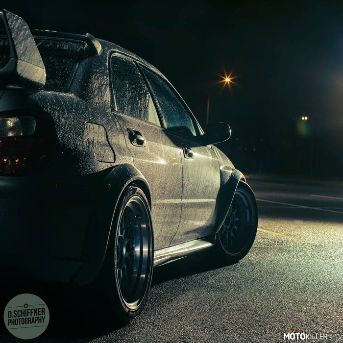 Subaru Imprezka – Bardzo ciekawe i klimatyczne zdjęcie oraz na ładnym kole. 