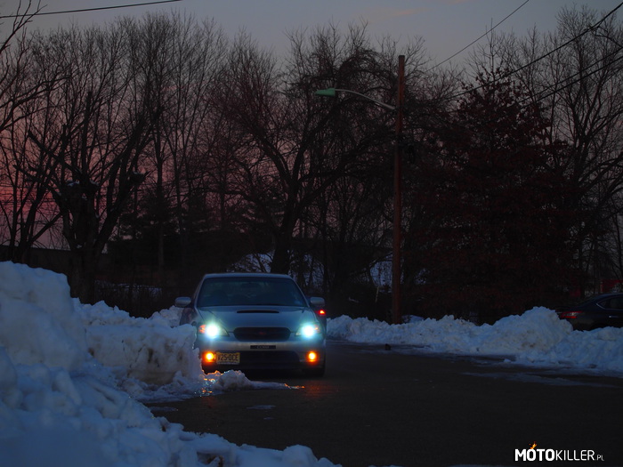 Subaru Legacy GT – Oto moje Subaru Legacy GT przyczajone za śniegiem. Pozdrowienia z USA dla wszystkich! 