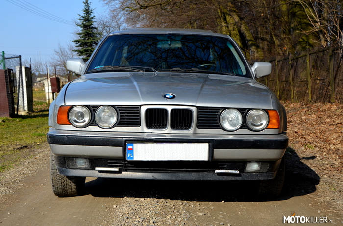 BMW E34 525i – M20B25 1989r. 420tys przebiegu. Nowa skarbonka. Chętnie kupiłbym do tego autka sprężyny na tył, żeby tak mi nie siedziało dupskiem. 