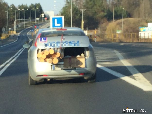 Przewóz drewna w &quot;elce&quot; – Zdjęcie zostało zrobione na krajowej drodze nr 16 między Olsztynem, a Barczewem. 