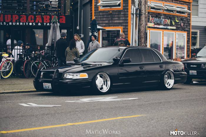 Ford Crown Victoria –  