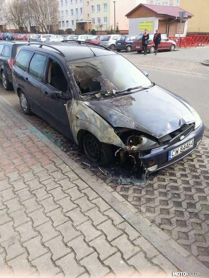 Spalony – Takie coś spotkałem przed moim blokiem, szkoda samochodu. 