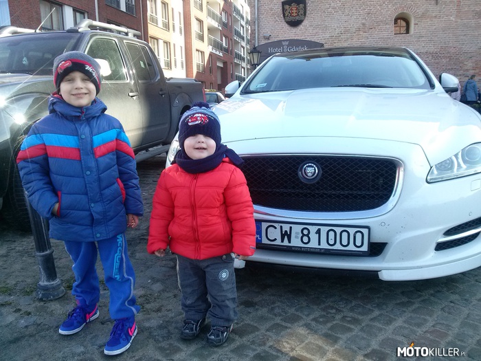 Tatuś, patrz, Jaguar! – Niedzielny spacer z małymi fanami motoryzacji.
Jeden i drugi rozpoznaje marki aut spotykanych u nas, a mają 5 i 2 latka.
Młodszy uczy się od starszego. 