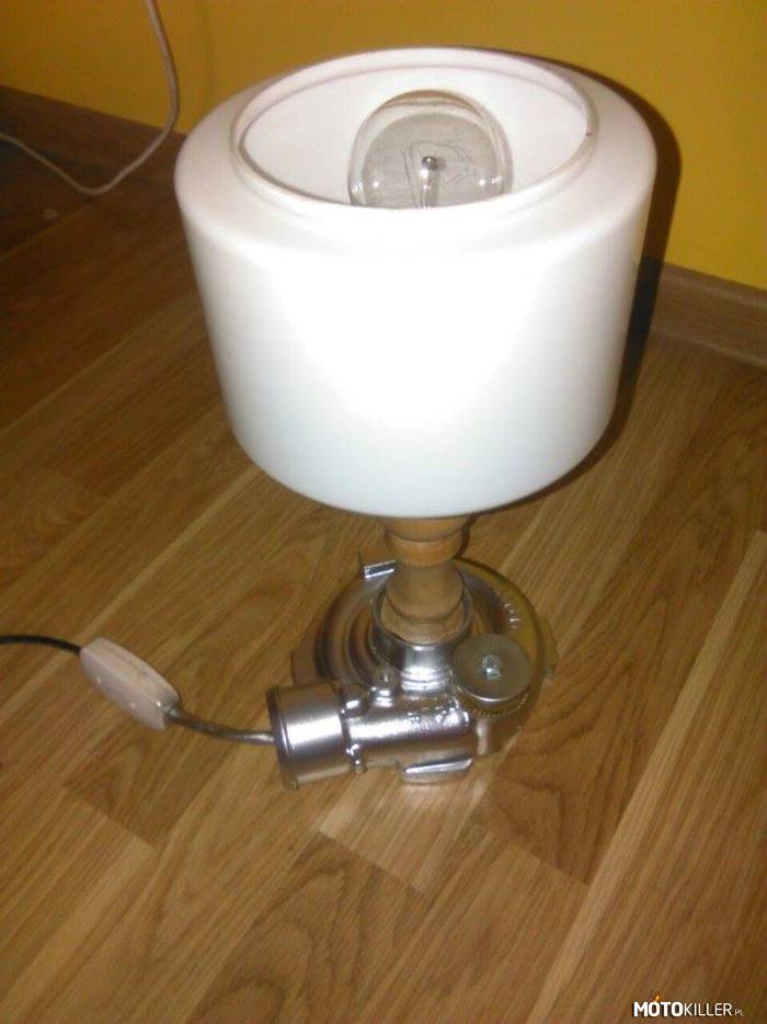 Lampka motomaniaka – W sobotnie popołudnie z nudów postanowiłem zrobić lampkę z turbiny. kilka minut i gotowa, a oto efekt 