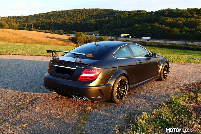 Mercedes-Benz C 63 AMG Coupé Black Series – Moim zdaniem spoiler nie pasuje do reszty auta ale to i tak bestia! 