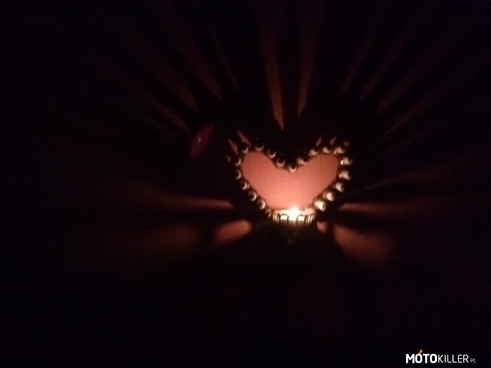 Serce ze świec nocą – Prezentuje serce ze świec zapłonowych z zapaloną świeczką w nocy. Skoro za dnia się Wam spodobało, to myślę, że nocą również przypadnie Wam do gustu.
Pozdrawiam 