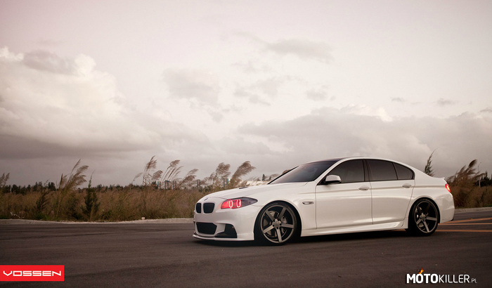 BMW M5 – Ładna piątka, do tego vosseny podkreślają wszystko. 