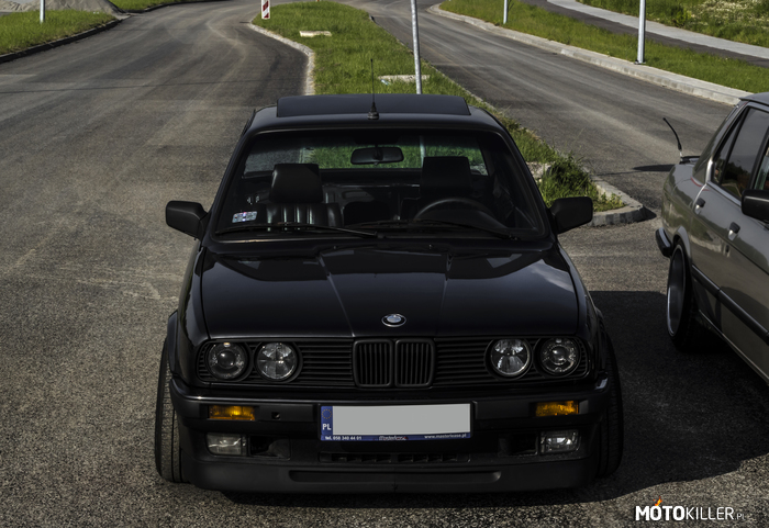Black BMW E30 –  