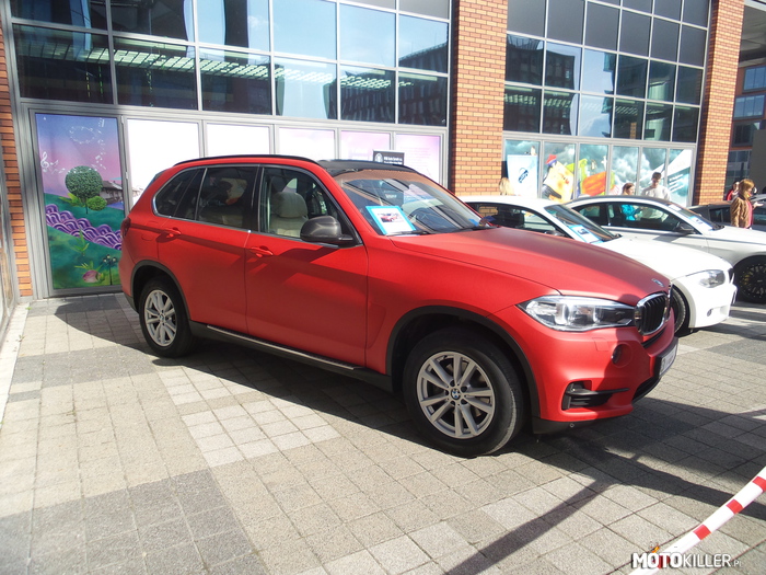 BMW X5 – Kto by powiedział, że w czerwonym macie tak ładnie się prezentuje? 