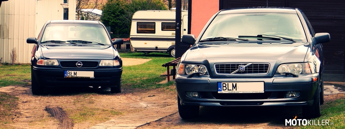 Z serii: &quot;jak wszyscy to i ja&quot; – Z lewej: moja Astra Classic.
Z prawej: Volvo V40 taty. 
