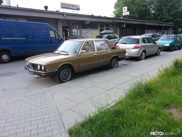 BMW 5 e12 gdzieś na Krakowskich osiedlowych uliczkach – Bardzo ciekawe auto. Szkoda, że spotkane tylko raz, bo z pewnością ujęcie byłoby lepsze, a tak można oglądać tylko tyle. 