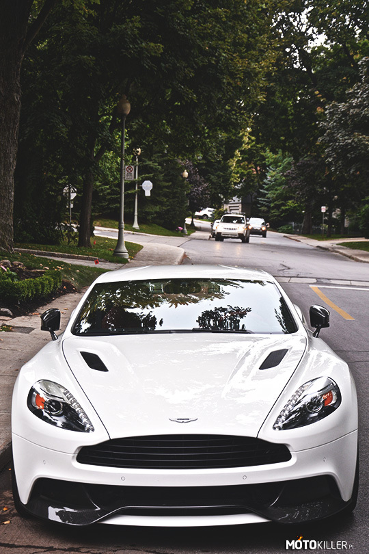 Aston Martin Vanquish S –  