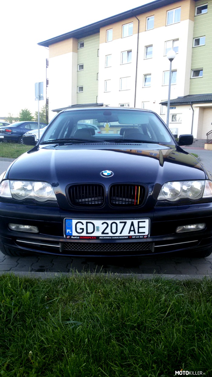 E46 od przodu – Tym razem zdjęcie od przodu z nowymi, czarnymi nerkami, nowym emblematem BMW i trzema paskami w kolorach flagi niemieckiej. 