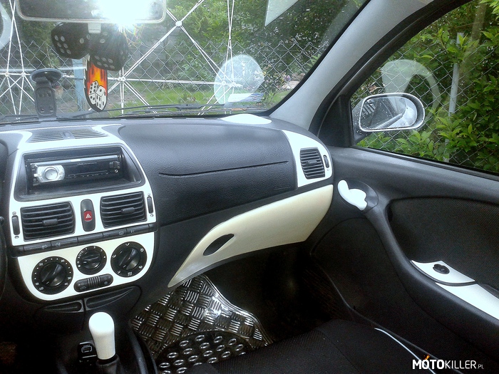 Wnętrze Fiata nie musi być smutne #2 – Na prośbę. Wygląd wnętrza po ożywieniu, od strony pasażera... 