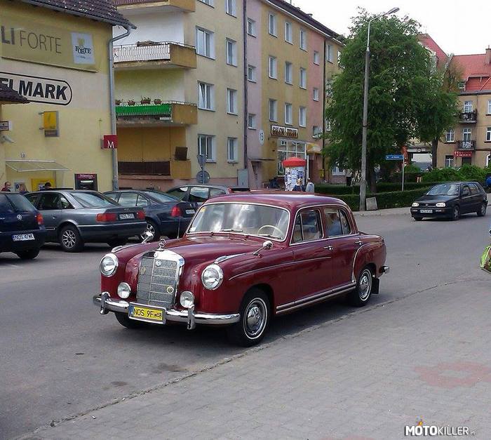 Stary, ale wciąż piękny – Piękny Mercedes w nienagannym stanie spotkany w Morągu. Zwraca na siebie uwagę lepiej niż niejeden nowy samochód. 
