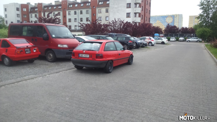 Zwróćcie uwagę na czerwone auto po lewej na czarnych tablicach – Wg. wyszukiwarki ubezpieczeń to jest Fiat 126p.

Zdjęcie należy do użytkownika BMW_E38. Mam do Ciebie prośbę, mógłbyś zrobić więcej zdjęć tego fiacika? 