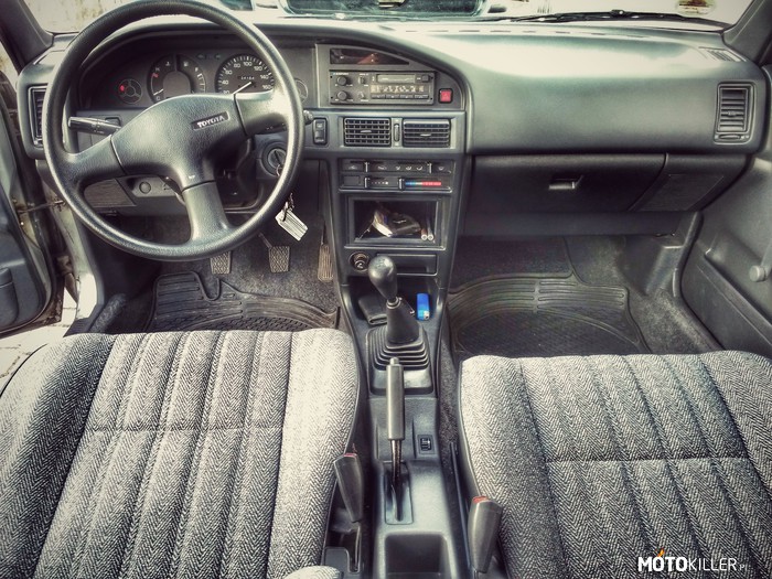 Takie wnętrze – Corolla E9 1.3xli Liftback 1990r.

Mało urodziwe wnętrze ale za to ergonomia na najwyższym poziomie, wygodnie i przyjemnie. 
