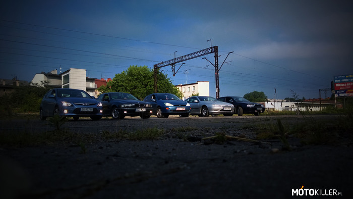 MotoWeekend – Zdjęcie zrobione dzisiejszego poranka przed zajęciami w Opolu.

Od lewej Hyundai i30, BMW E39, Ford Focus MKI, Peugeot 406 Coupe i Skoda Octavia. 