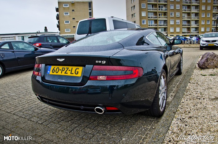 Aston Martin DB9 –  