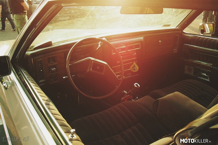Cadillac DeVille – Słoneczne wnętrze luksusu. 