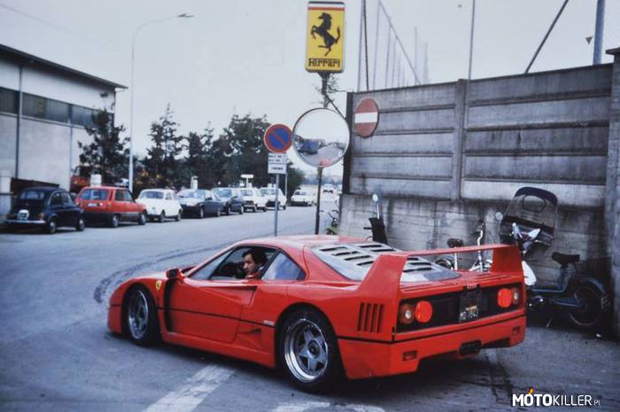 Ferrari F40 – Opuszczający fabrykę w Maranello. 