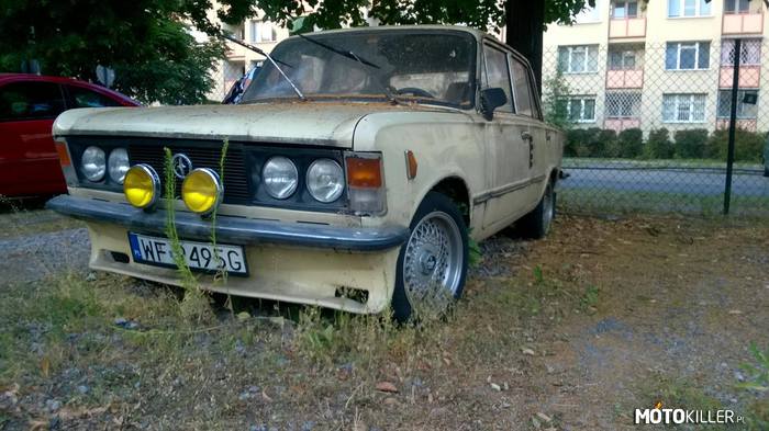 Fiat 125p – &quot;FIAT 125p stoi porzucony minimum 3 lata na parkingu strzeżonym na Warszawskim Gocławiu. Właściciel ma ok 20 lat, dostał w spadku po dziadku, polatał, pokatował podobno z 2 miesiące i postawił. Nie chce sprzedać, tak samo jak nie chce jeździć, a za parking regularnie płaci...&quot; 