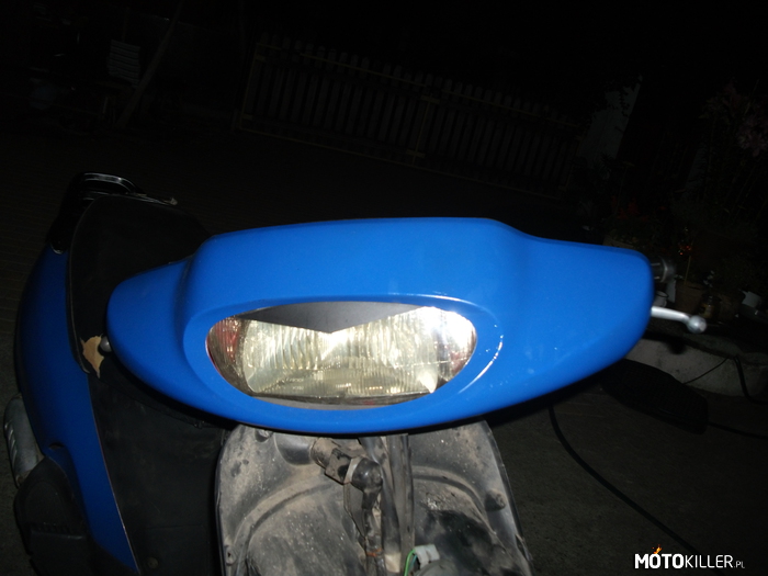 Odnawianie mojego skutera – A mianowicie Honda Bali. Osłona lampy już pomalowana. &quot;brewki&quot; też. 