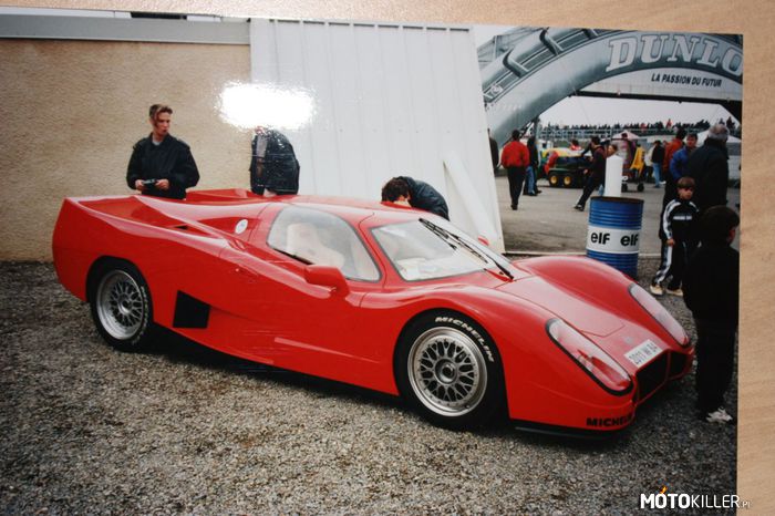 Nieznane supersamochody cz.1 - Jimenez Novia – To, co widzimy na obrazku, nie jest wyścigówką Le Mans (wbrew pozorom). Jest to koncepcyjny supersamochód - Jimenez Novia, powstały tylko w jednym egzemplarzu. 10 lat przed Bugatti Veyronem otrzymał silnik o takim samym układ cylindrów, czyli W16. Co ciekawe, silnik samochodu powstał z czterech połączonych rzędowych czwórek motocykli Yamaha FZR1000. Moc wynosi 560km. Nie została zmierzona dokładna prędkość maksymalna tego modelu, ale prawdopodobnie wynosi około 390 km/h! Waży zaledwie 890kg, z czego samo nadwozie 120. Przyjemność jazdy tym samochodem kosztuje 250 tysięcy euro. 
