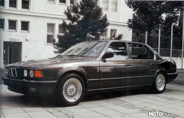 BMW E32 V16 – BMW wyprodukowało w 1987 roku pod roboczą nazwą &#039;Goldfish&#039;. Jednostkę V16 umieszczono w modelu E32. Pomysł, by stworzyć to monstrum 16-to cylindrowe, pojawił się w 1987 roku, a dokładnie w połowie 1987, w małym kręgu pracowników działu BMW zajmującego się konstrukcją silników. Dyskutowano wtedy nad możliwością stworzenia silnika większego niż 12-sto cylindrowy... I tak... 8 lipca 1987 zaczęto konstruować ten &quot;specjalny silnik&quot; pod kryptonimem &quot;GOLDFISCH&quot;. Decyzja padła na 16 cylindrowy silnik w układzie V, który powstał jako kontynuacja silnika 12 cylindrowego. Pod koniec 1987 pierwszy silnik został zmontowany, a w styczniu i lutym 1988 osiągnął swoją pełną sprawność techniczną. Następnym krokiem było umieszczenie tego prototypu w BMW serii 7 E32 i już w maju 1988 mogły odbyć się pierwsze testy tego samochodu, a 7 lipca 1988, czyli rok po rozpoczęciu prac silnik został przedstawiony na forum ogólnym. Użycie go w produkcji seryjnej nie było przewidziane i to jest smutne. V16 skończył jako silnik demonstracyjny, a jednocześnie ta 16-ka, wyznacza górną granicę osiągnięć, tak jak silnik 3 cylindrowy wyznaczył ich dolną granicę. A oto podstawowe dane techniczne GOLDFISCH V16:
- pojemność: 6651 cm3.
- moc: 408 KM przy 5200 obr/min.
- moment obrotowy: 637 Nm przy 3900 obr/min...
- stopień sprężani: 8,8:1...
- waga: 310 kg... 