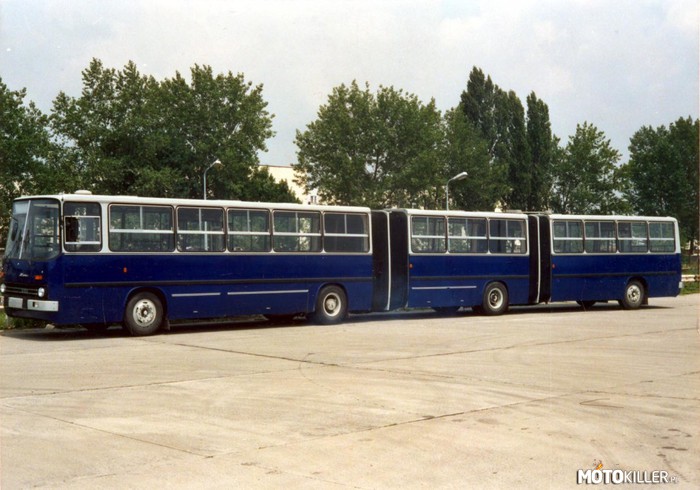 Ikarus 293 – Dwudziestodwumetrowy, trójczłonowy (dwuprzegubowy) węgierski autobus z fabryki Ikarusa. Wyprodukowano jedynie prototyp, który był testowany na terenie Węgier. 