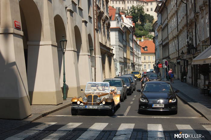 Ulica w Czechach – U Czechów wiedzą jak robić atrakcje turystyczne. Po praskich ulicach sporo takich starych samochodów wozi turystów po mieście. 