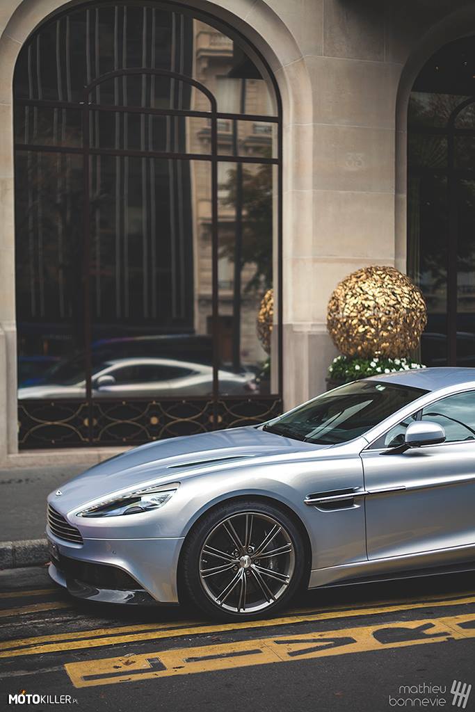 Aston Martin Vanquish –  