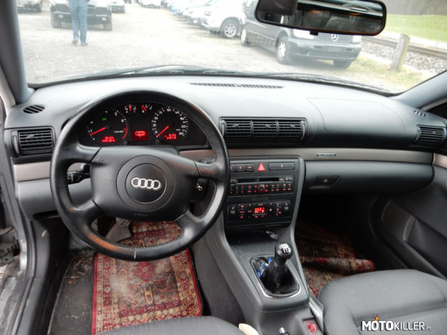 Dywaniki w Audi A4 Avant 2.8 quattro – Przeglądając stronę mobile.de natknąłem się na takie oto Audi A4 Avant. Moją uwagę przyciągnęło jedno ze zdjęć prezentujące wnętrze Audi, a dokładniej ciekawy nowy krój i wzór dywaników. Zgadnijmy teraz kto jeździ tym samochodem w Niemczech. Cały link do ogłoszenia (aktualne na dzień 06.09.2015 r.) wrzucam w źródle. 
