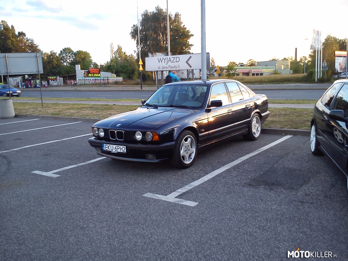 BMW E34 – Moja ślicznotka. Po wakacjach prawie cały silnik dostał nowe uszczelki, został także wymyty. Auto mimo 21 lat sprawuje się wzorowo, oprócz kilku ognisk korozji wygląda świetnie. Jeśli kogoś interesuje co będzie się działo z nią dalej to zapraszam na fb. 
