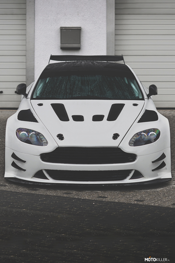 Aston Martin GT4 –  