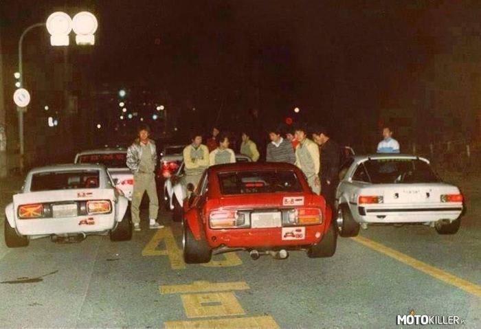 Klasyczny JDM – Mega klimatyczne zdjęcie z epoki...
Czyli jak kiedyś wyglądało śmiganie w nocy z kumplami.  Na pierwszym planie 2x Datsun 240Z i Mazda RX7 FB.
Wybaczcie jakość, ale zdjęcie jednak ma swoje lata. 