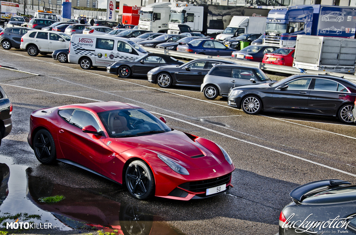 Ferrari F12 Berlinetta – Lubimy takie parkingi. 