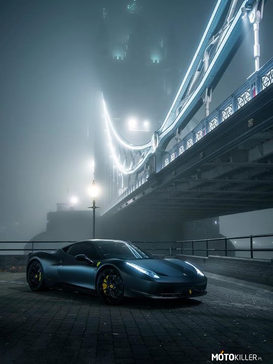 A we mgle czają się bestie – Ferrari 458 Italia w londyńskiej mgle. 