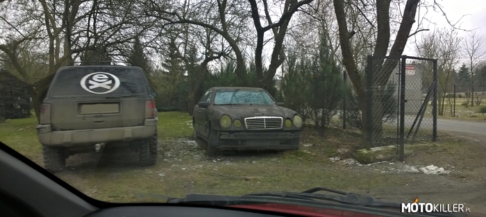 Mercedes W210 – Niszczejący okularnik spotkany u sąsiada. Smutny widok... Może ktoś chętny na obudowę? 