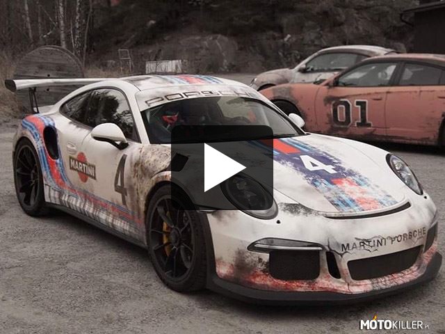 Zniszczone Porsche GT3 RS w malowaniu Martini – Jak można coś takiego zrobić z takim autem? Rozumiem, że to sportowy samochód, którego się nie oszczędza, ale doprowadzić go do takiego stanu to przesada... 