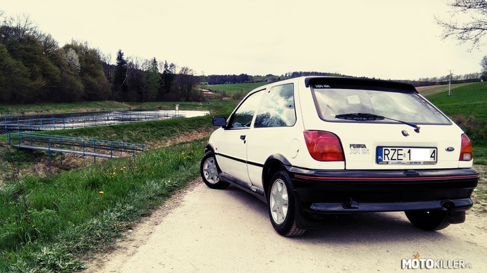 Tego małego wariata chyba nie trzeba przedstawiać – Fiesta XR2i coraz rzadziej spotykana. 