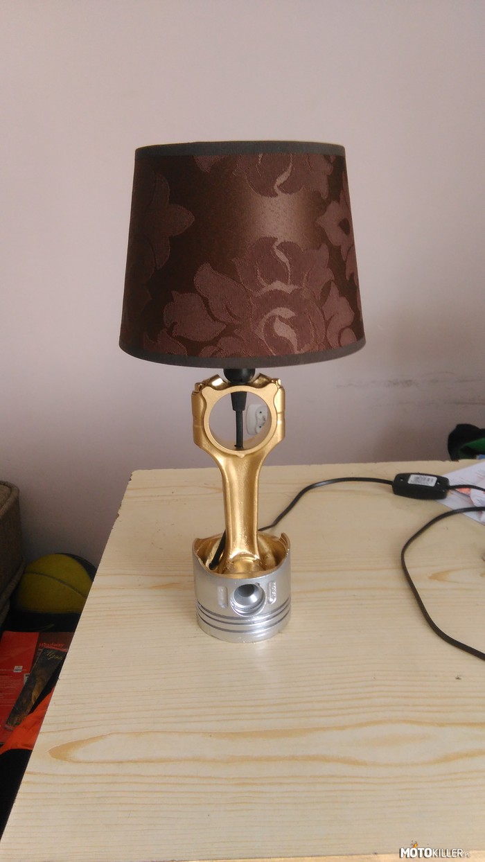 Kolejna lampka z wykorzystaniem tłoka –  