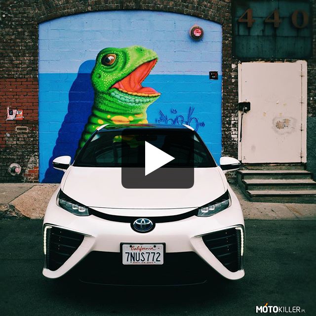 Toyota Mirai – &quot;Mirai – pierwszy tak masowo produkowany samochód na wodór. Oferuje zasięg 550 kilometrów, możliwość zatankowania do pełna w niecałe cztery minuty i zerową emisję spalin.&quot; 