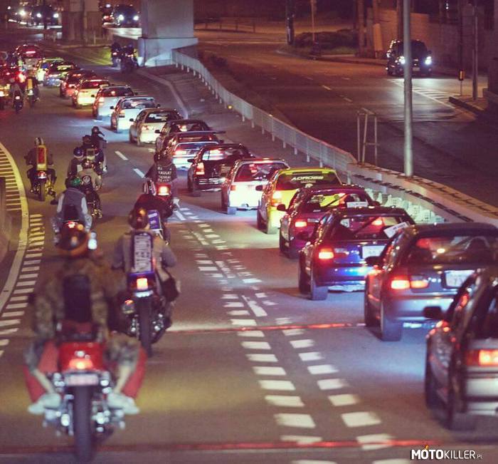 Nocna jazda – Gdzieś w Osace. Za dnia ciężko ujrzeć Honde Civic, jednak nocą pojawia się bardzo dużo Civiców. 